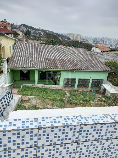 Casa com 177m², 2 dormitórios no bairro Partenon em Porto Alegre para Comprar