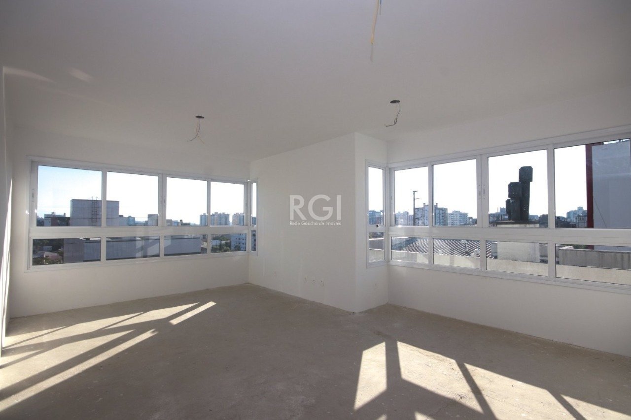 Apartamento com 62m², 2 dormitórios, 1 suíte, 1 vaga no bairro Cristo Redentor em Porto Alegre para Comprar